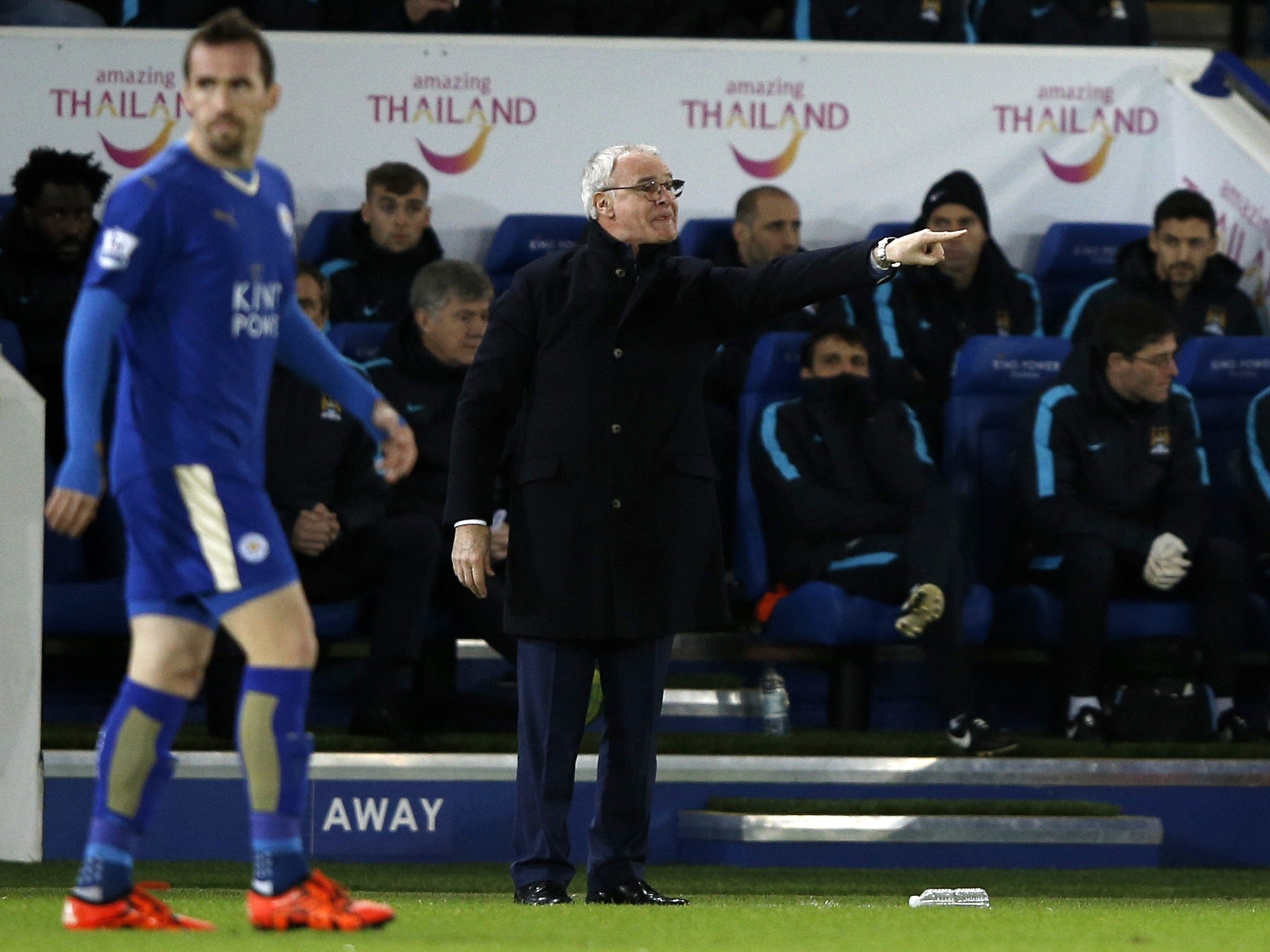 Claudio Ranieri delivers instructions to his Leicester City players
