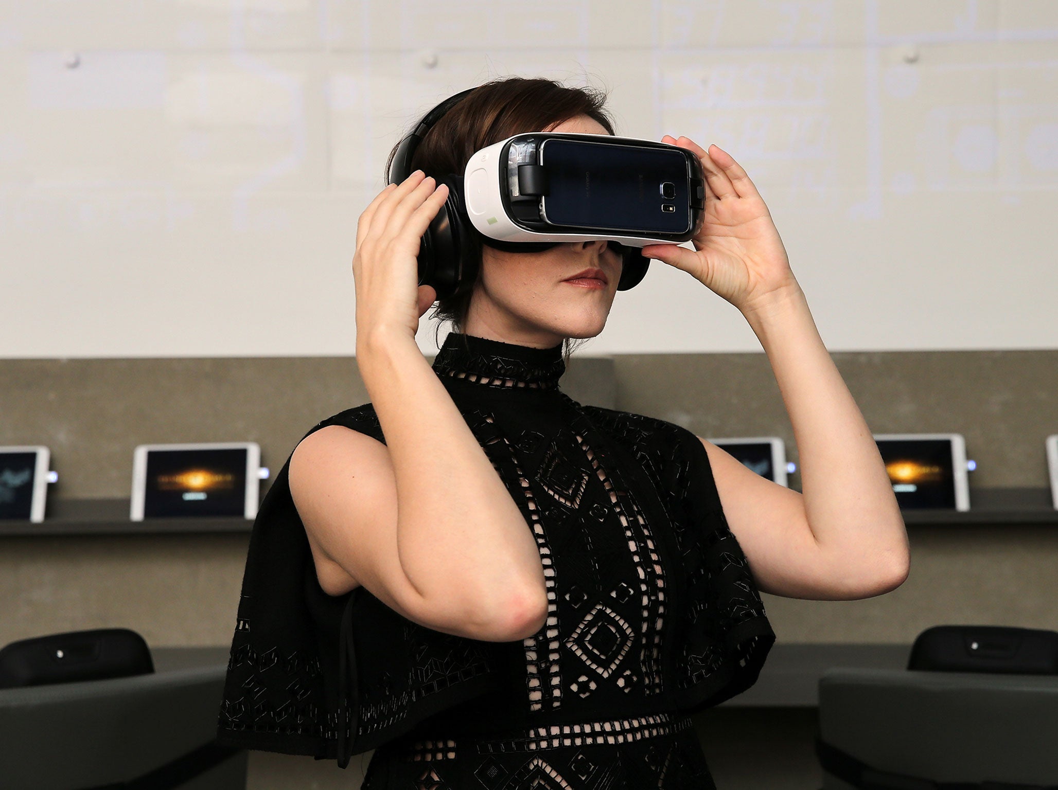 Jena Malone checks out 360-degree digital content using the Samsung Gear VR