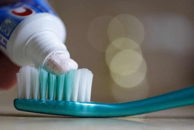 A toothpaste with speckled microbeads