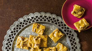 Blízkovýchodní Vegetariánská Kuchařka (24 Kč.95, Phaidon) grand-dame Salma Hage, autor bestselleru libanonská kuchyně (jejíž halva je zde na obrázku), je venku v dubnu