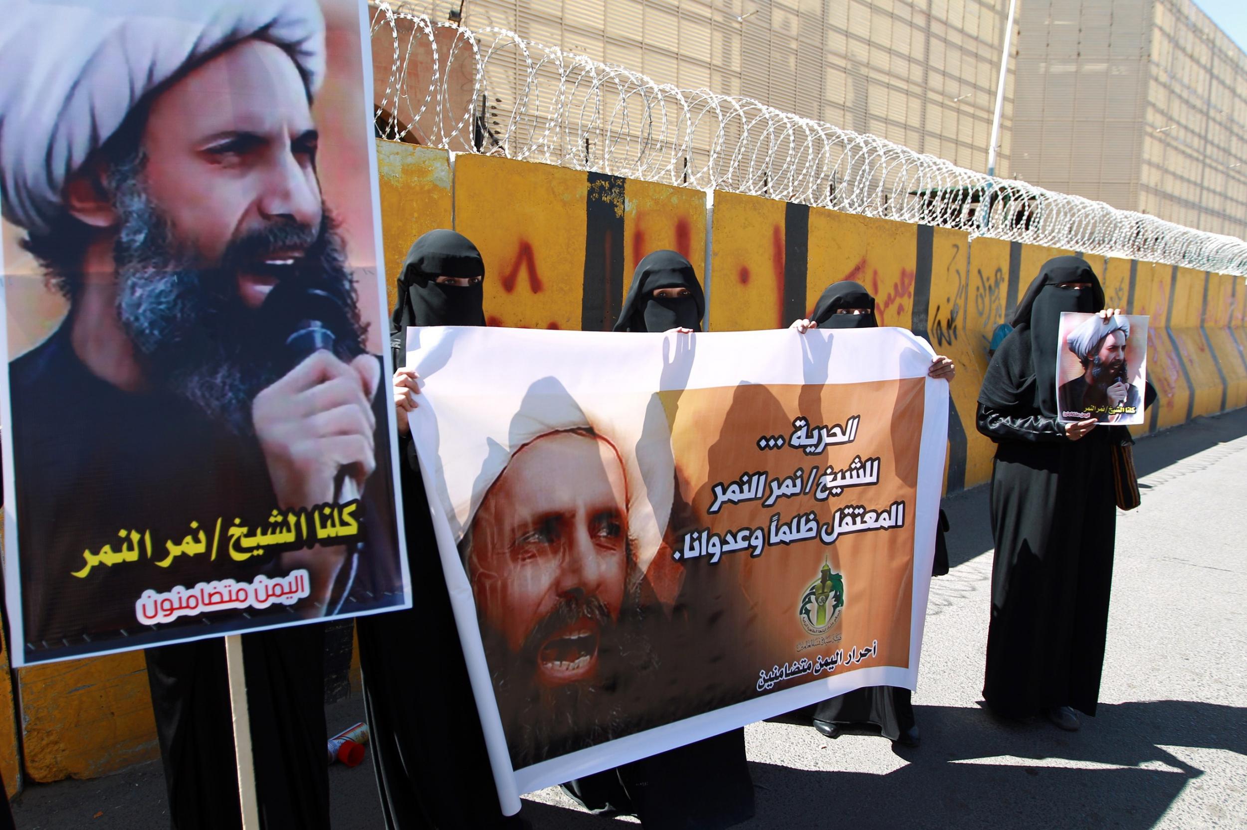 Yemeni protesters appeal the death sentence of Sheikh Nimr al-Nimr outside the Saudi embassy in Sanaa