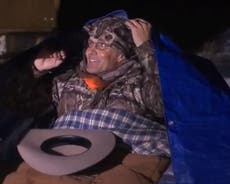 Oregon militia gunman holes himself up under a tarp on live TV