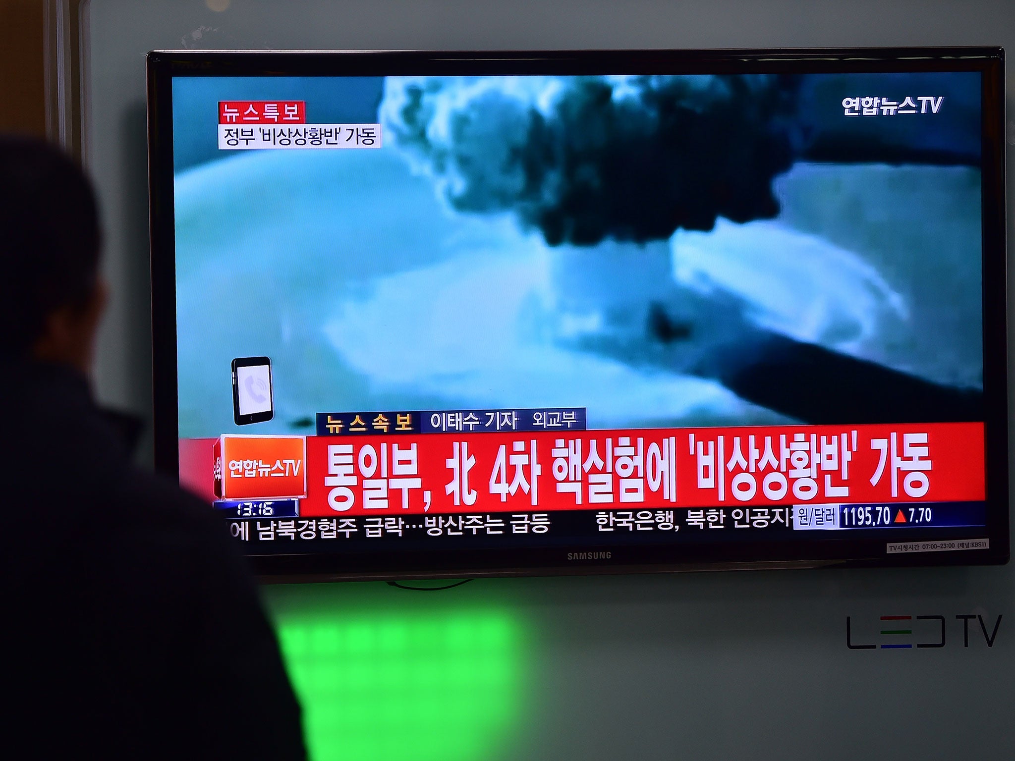 People watch a news report on North Korea's first hydrogen bomb test at a railway station in Seoul on January 6, 2016.