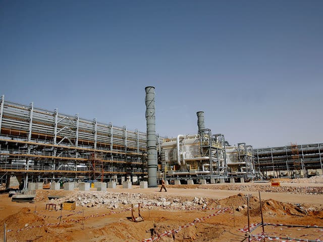 Saudi Aramco's (the national oil company) Al-Khurais central oil processing facility under construction in the Saudi Arabian desert, 160 kms east of the capital Riyadh, on June 23, 2008
