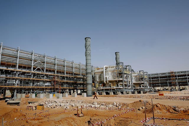 Saudi Aramco's (the national oil company) Al-Khurais central oil processing facility under construction in the Saudi Arabian desert, 160 kms east of the capital Riyadh, on June 23, 2008