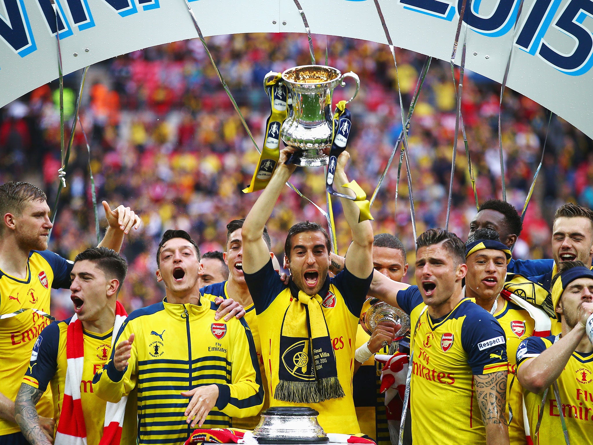 Arsenal celebrate winning the FA Cup in 2015
