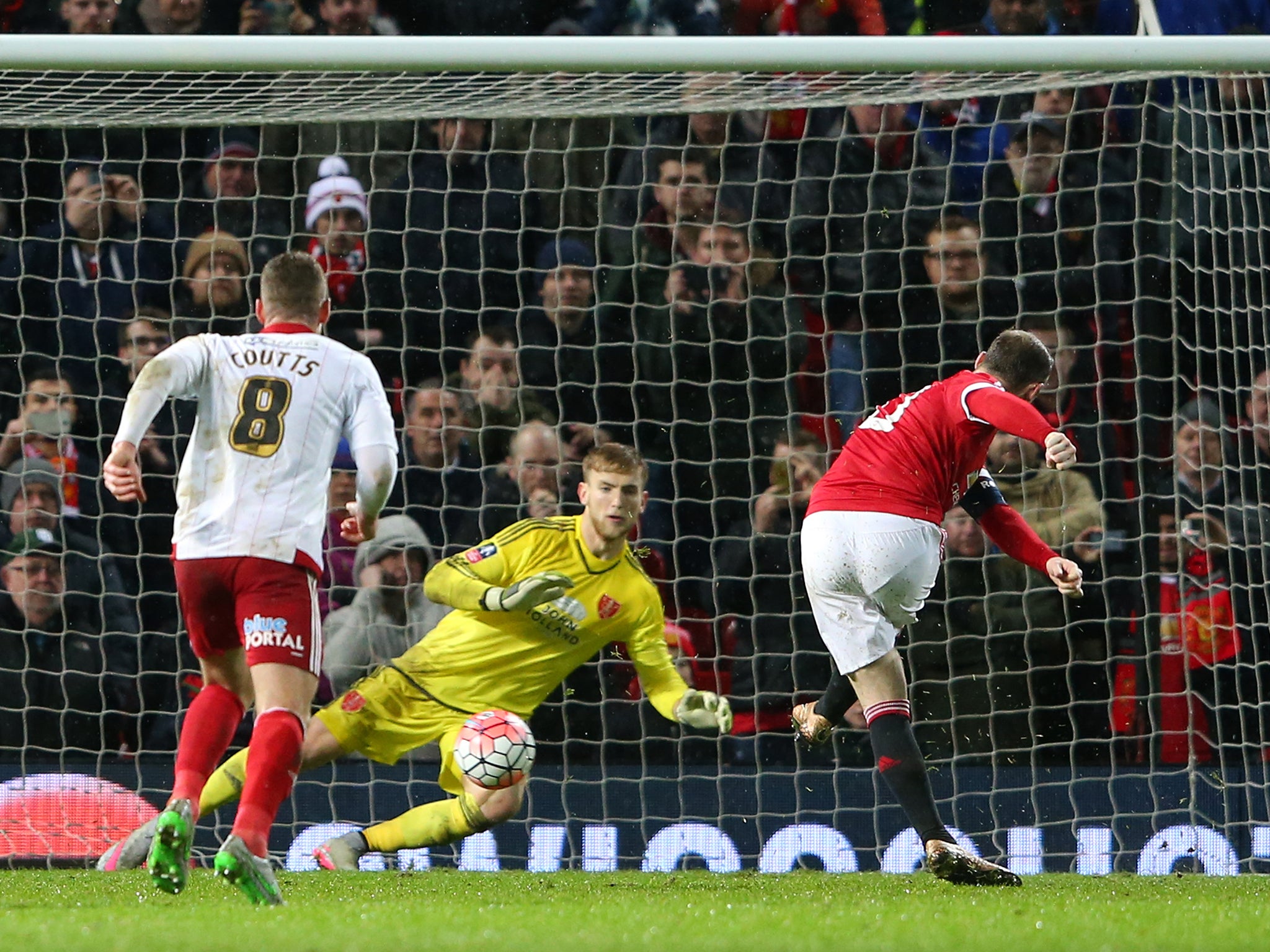 Wayne Rooney spares United blushes with a 92nd minute penalty