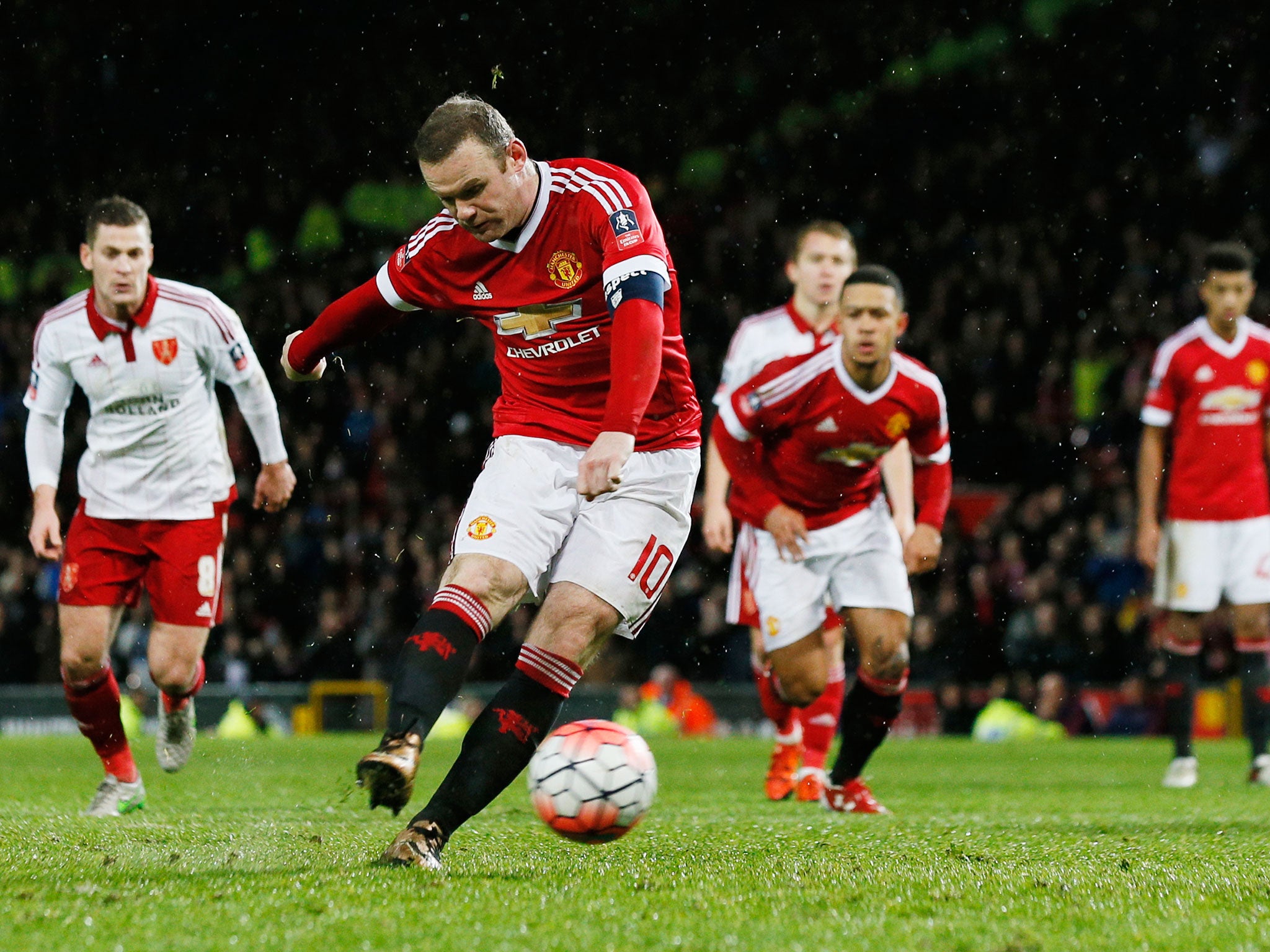Wayne Rooney scores from the spot to earn Manchester United a late winner against Sheffield United