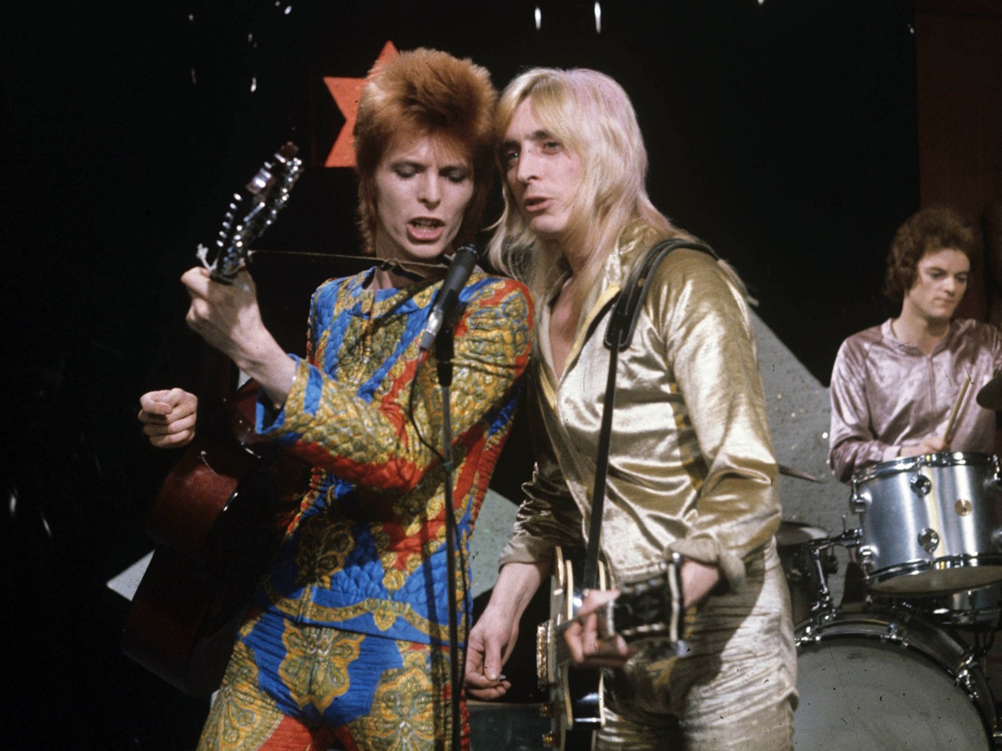 Bowie on stage with Mick Ronson in 1972