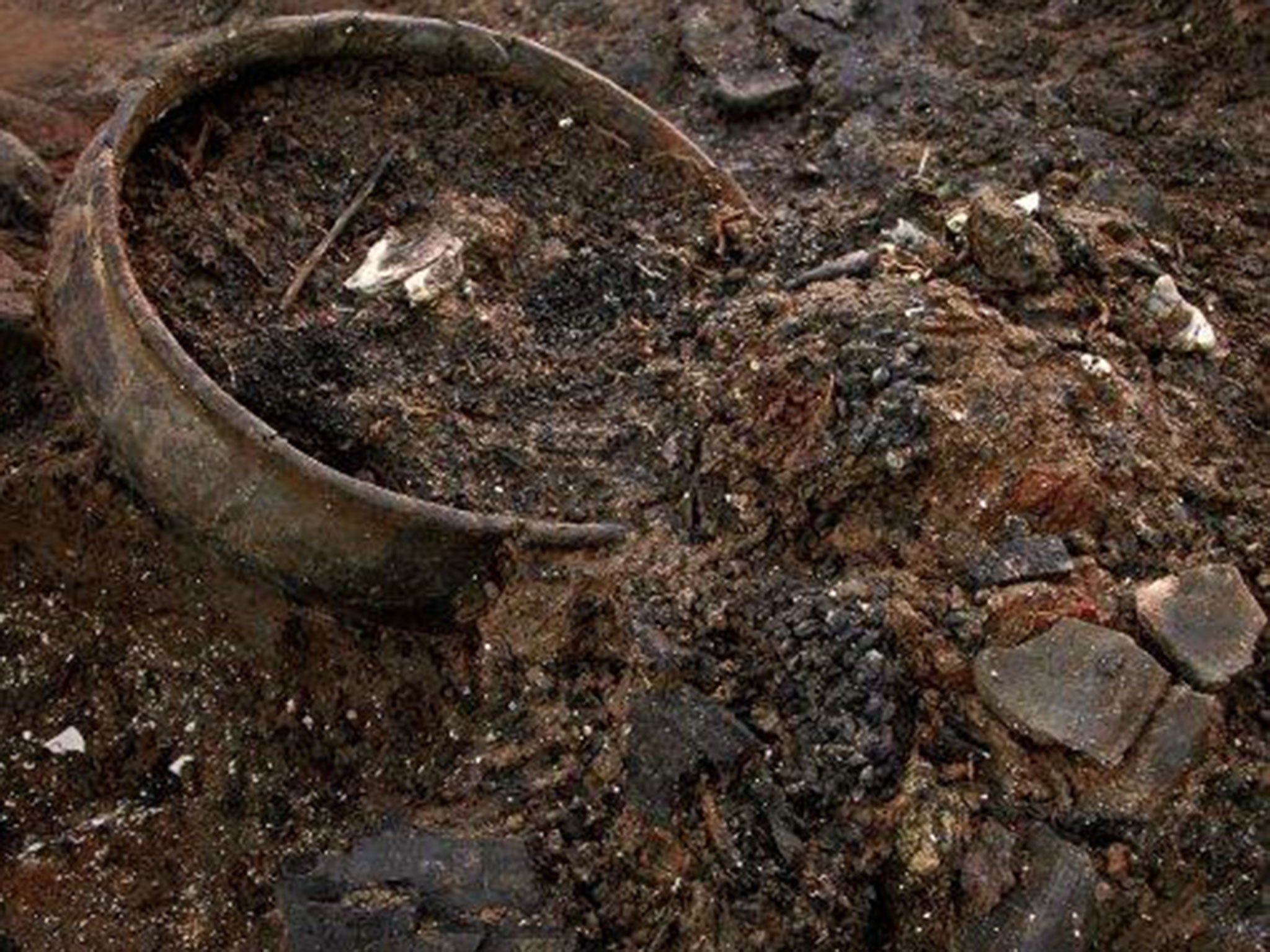 Pottery found at the site includes the remains of 60 cm tall storage jars and delicate 5 cm high burnished drinking beakers