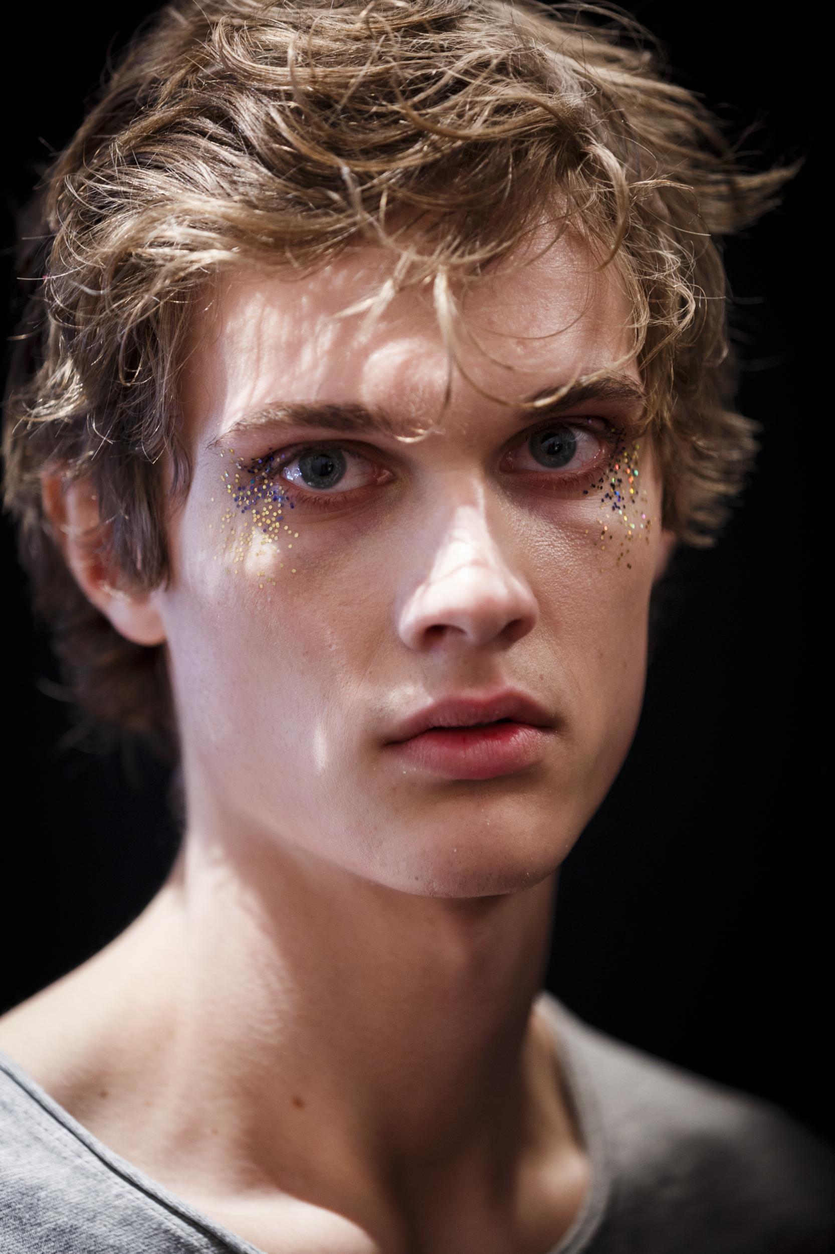 Glitter tears at the Burberry AW16 show