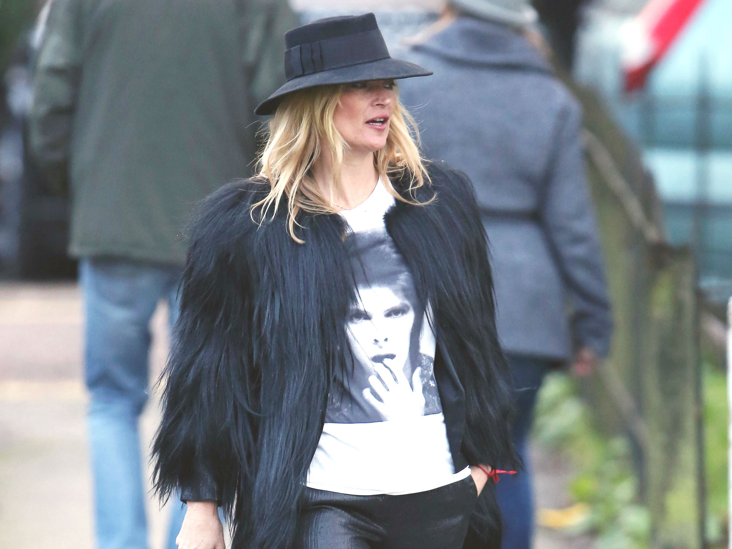 Kate Moss pays tribute to David Bowie wearing a tee with his face on it