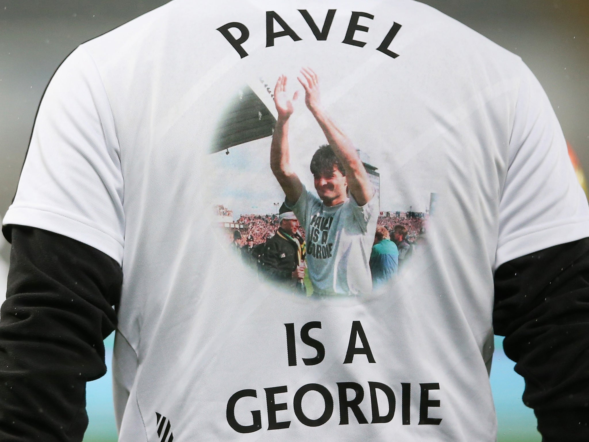 A Newcastle United player wears a Pavel Srnicek t-shirt in tribute to the late goalkeeper
