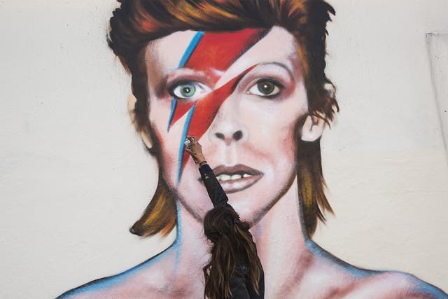 LA street artist Jules Muck paints a Bowie mural