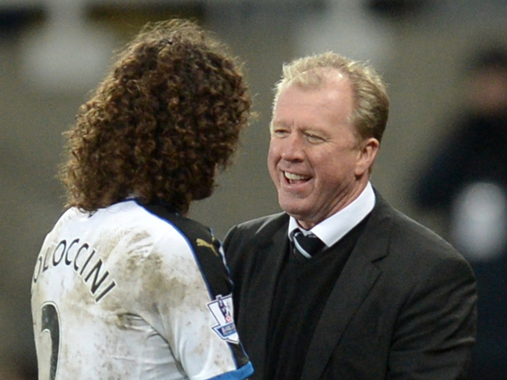 Steve McClaren congratulates Fabricio Coloccini on his performance in the 3-3 draw