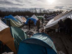 'Jungle' clearing: Calais refugees prepare to clash with French police