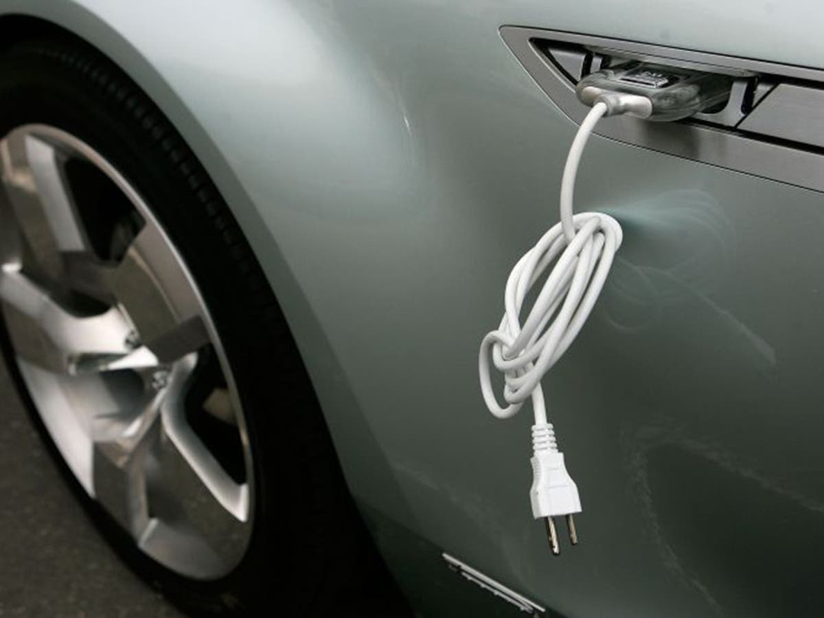 electric-cars-mechanics-with-no-specialist-training-risk-death-when