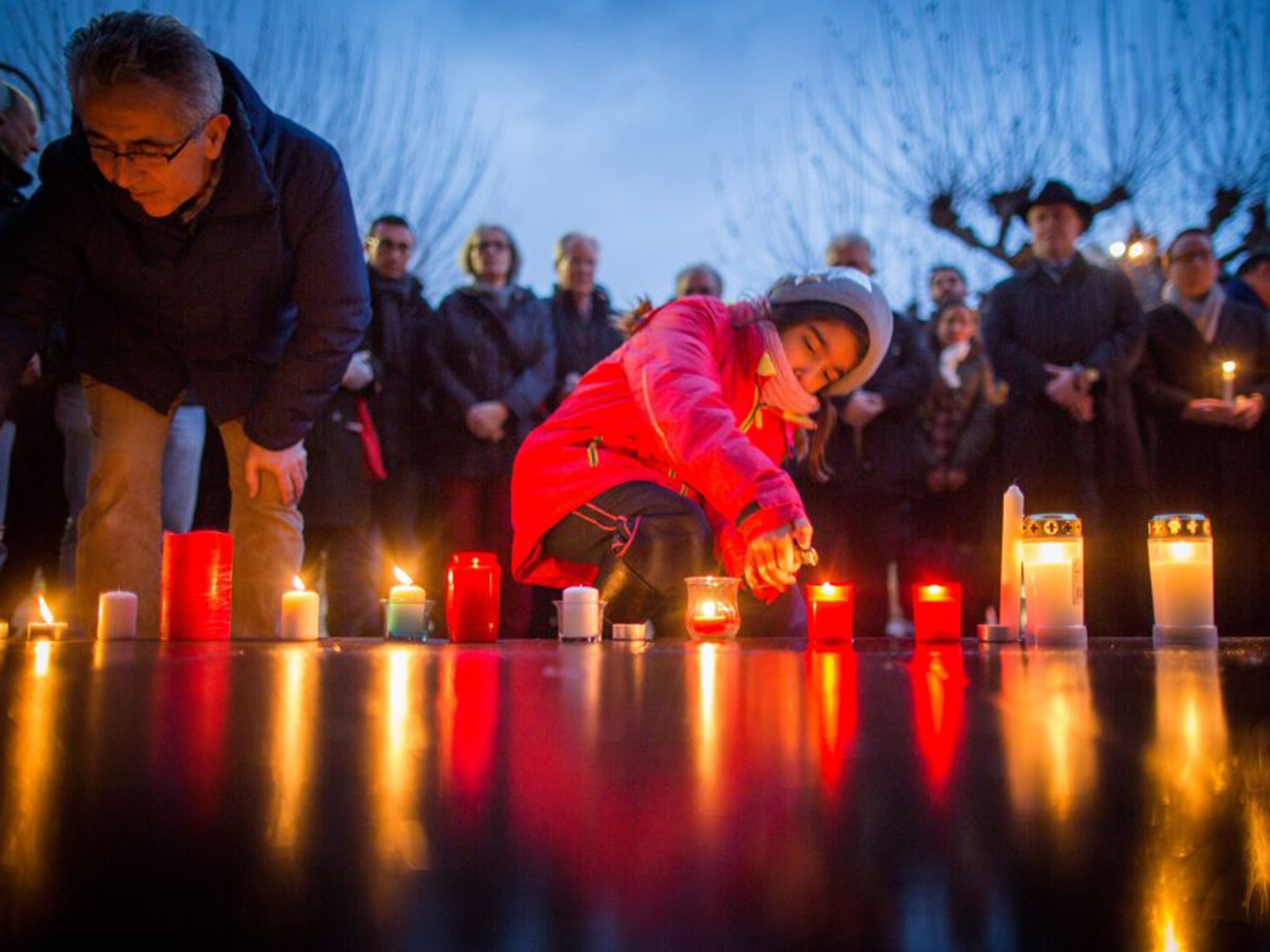 Turks in Frankfurt lay candles in remembrance of the dead in the Istanbul attacks