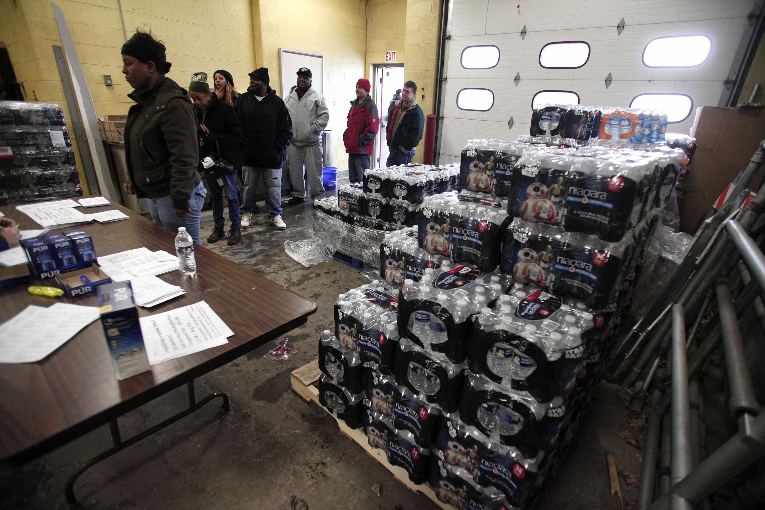 Locals queue for water in Flint