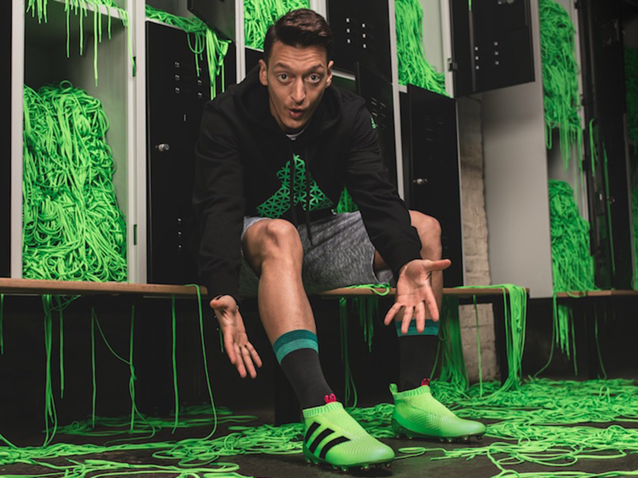 Mesut Ozil shows off his new laceless boots