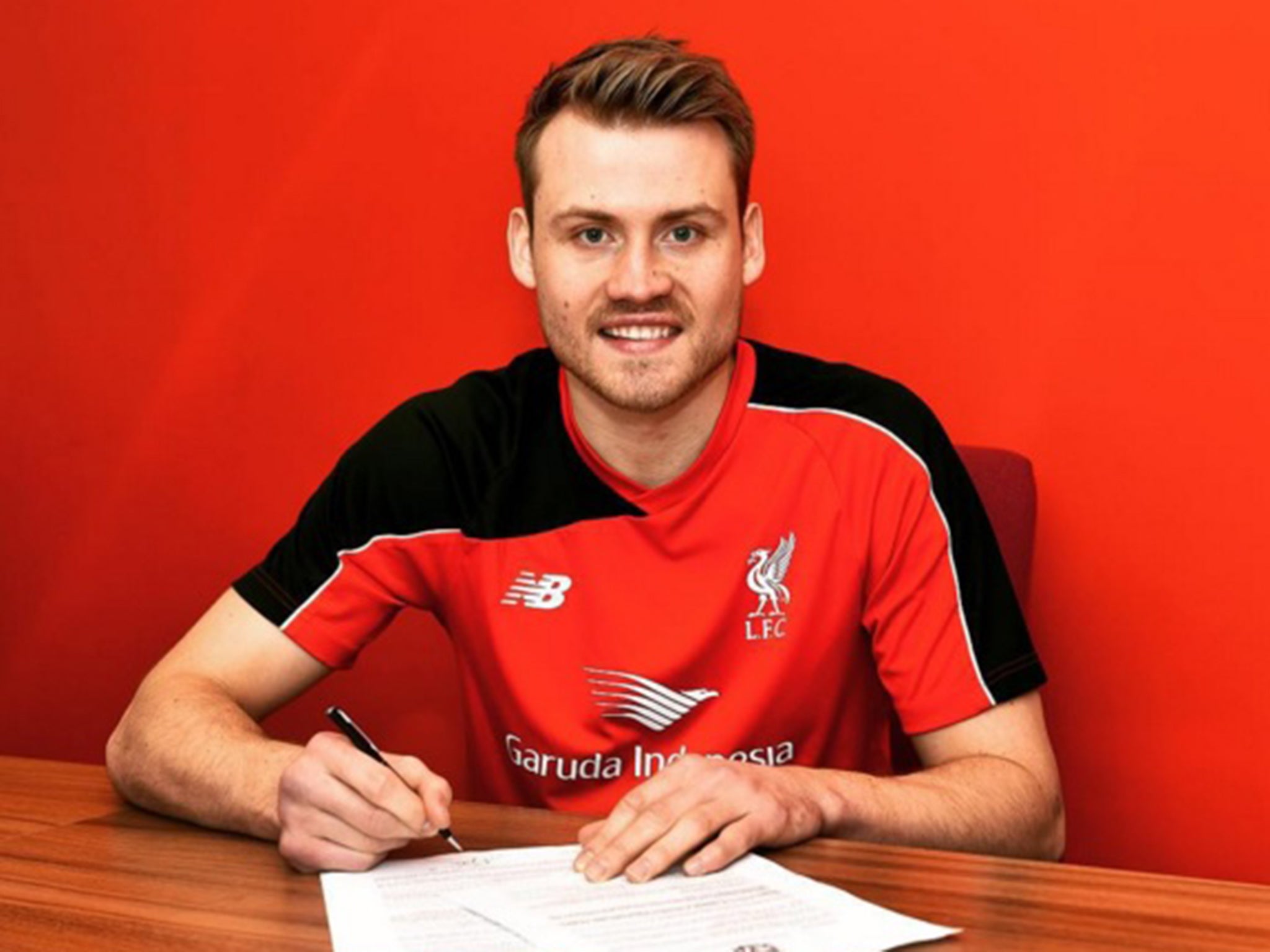 Simon Mignolet signs his new contract