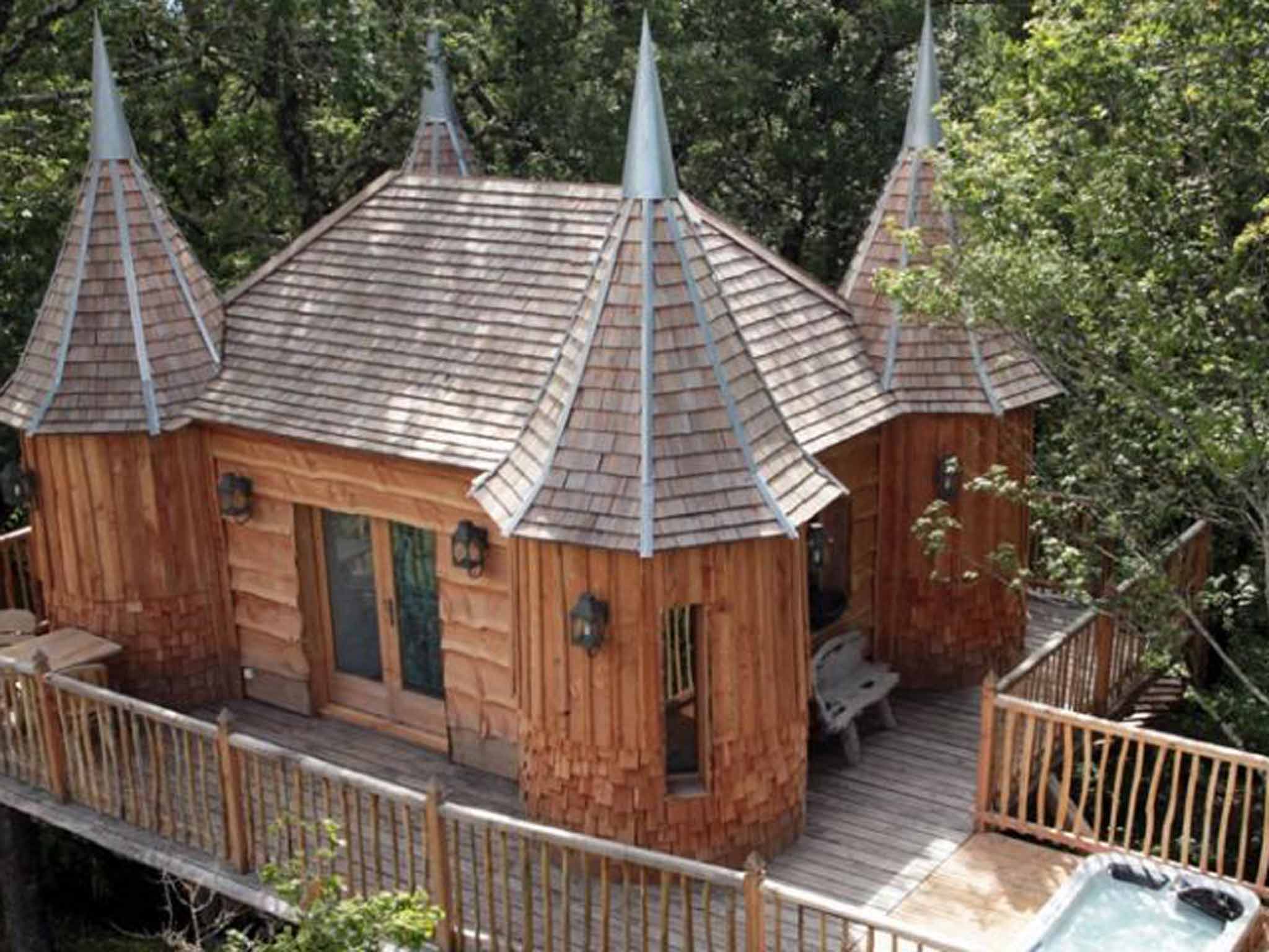 Châteaux dans les Arbres, France