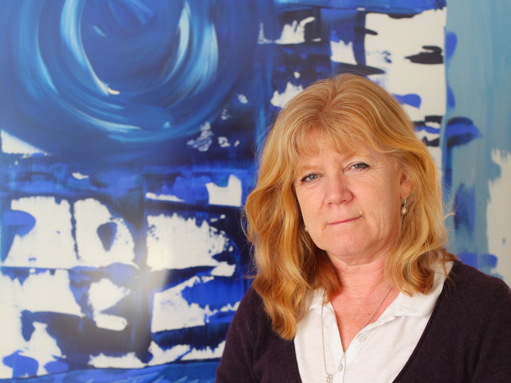 &#13;
Camilla Lindfield with daughter Hannah's artwork 'my blue'&#13;