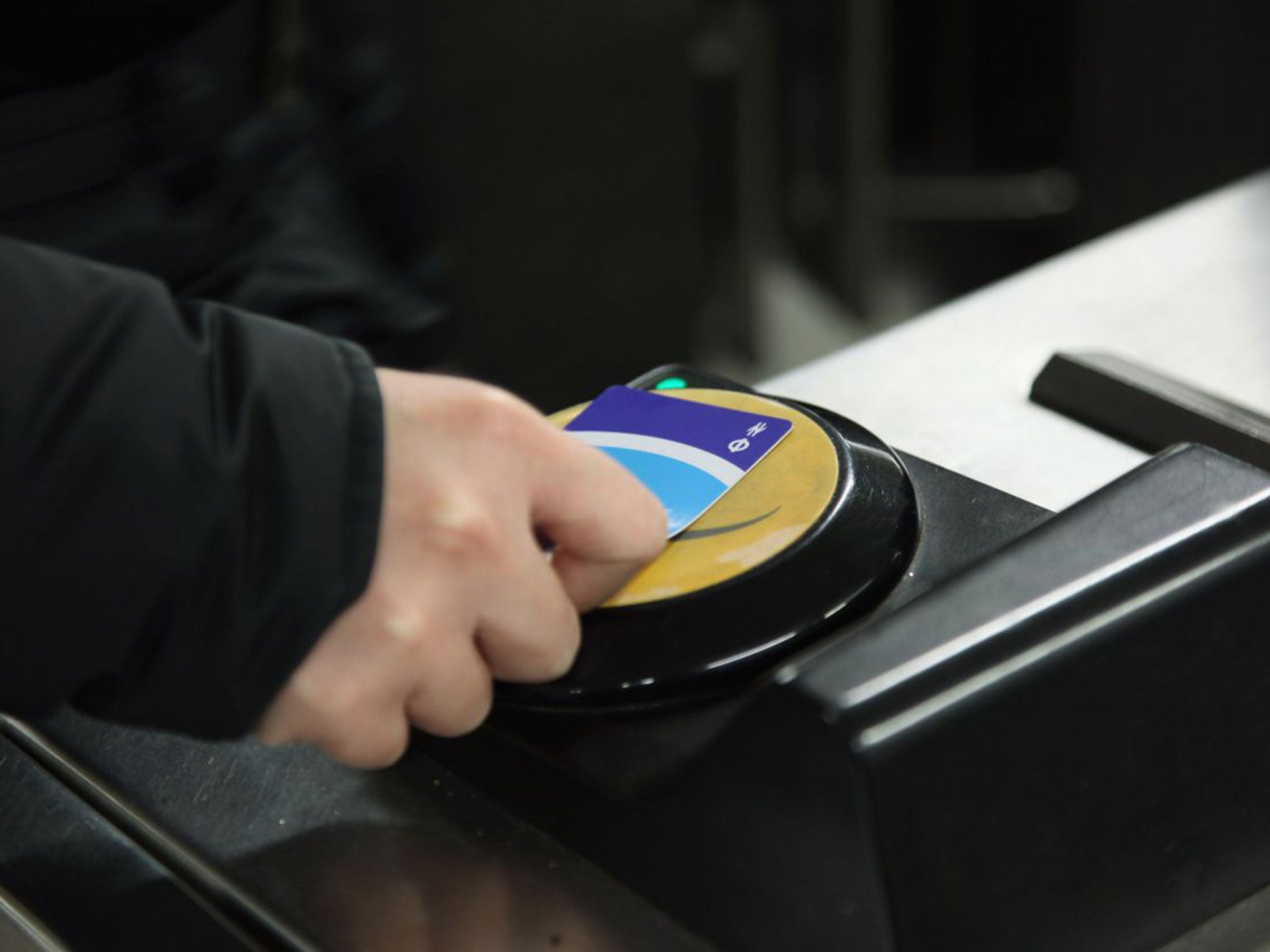 The Oyster card system, replacing cash payment, is to be duplicated across the UK