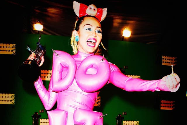 Miley Cyrus says she 'doesn't relate to being a boy or a girl'