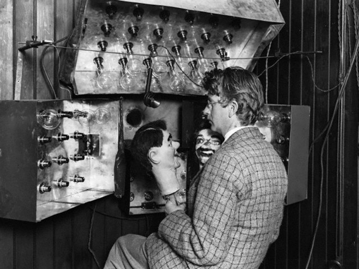 Вещание первого. Джон Бэрд изобретатель телевидения. Телевидение 1926 год Джон Бэрд. Первый телевизор Джон Лоуги Бэрд. Механическое Телевидение Джон Лоуги.