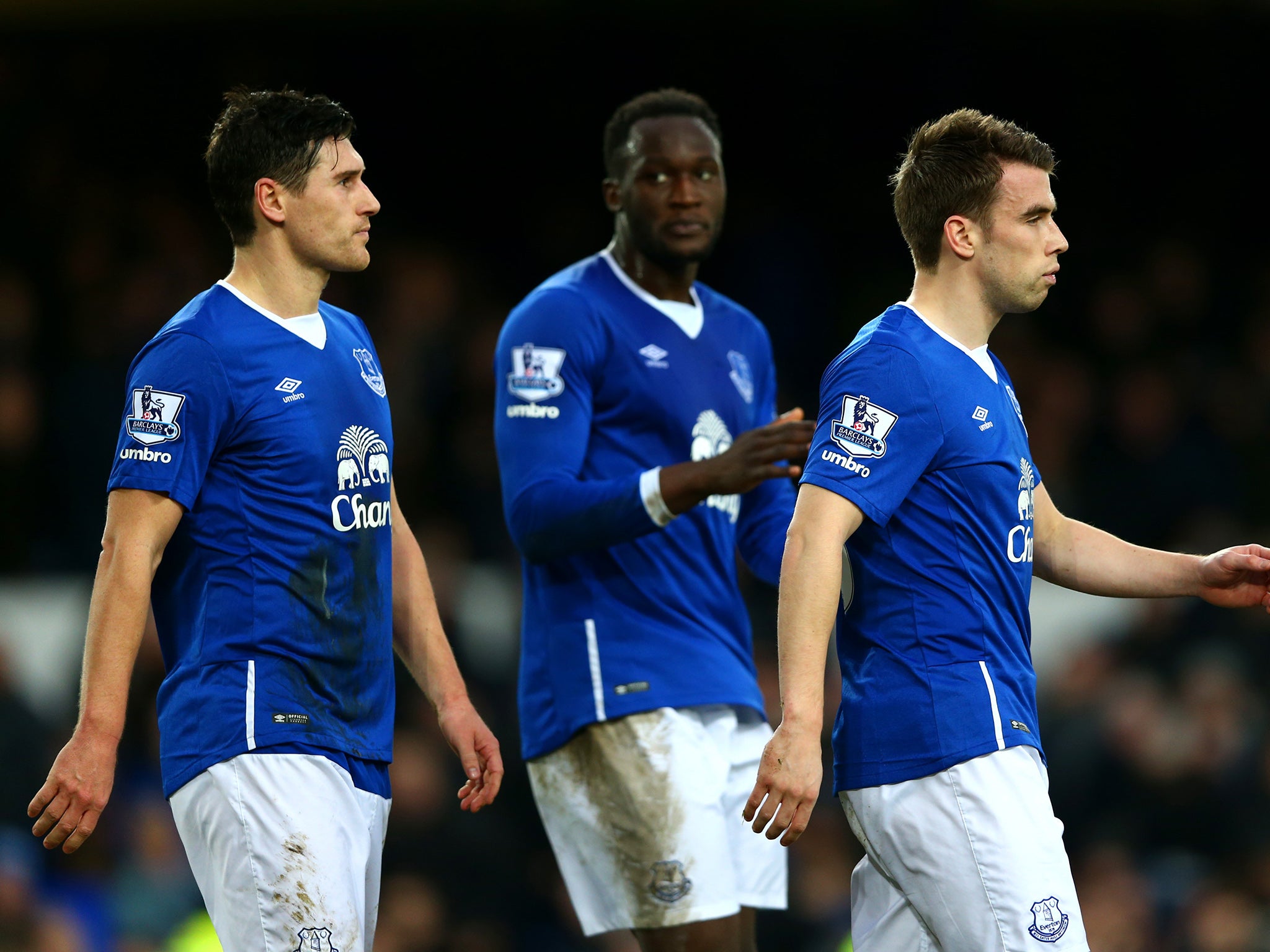 Everton's players look on dejected after their 2-1 defeat