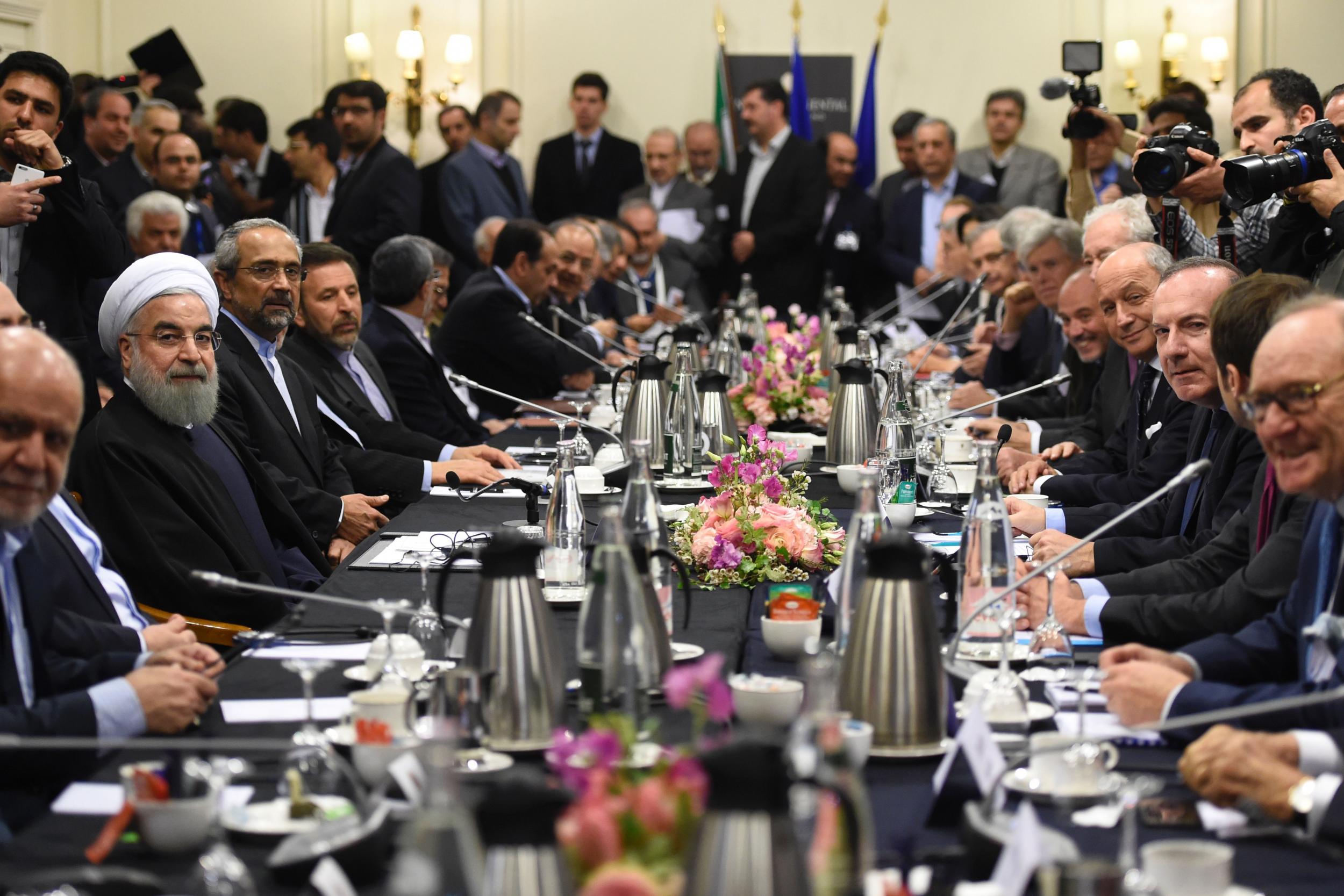 &#13;
Iranian President Hassan Rouhani (3rd-L) and Iranian Foreign Minister Mohammad Javad Zarif (2nd-L) attend a meeting with French Economy Minister Emmanuel Macron (2nd-R), Movement of the Enterprises of France (MEDEF) president Pierre Gattaz (3rd-R) and French Foreign Minister Laurent Fabius (4th-R) in Paris on 27 January 2016.&#13;