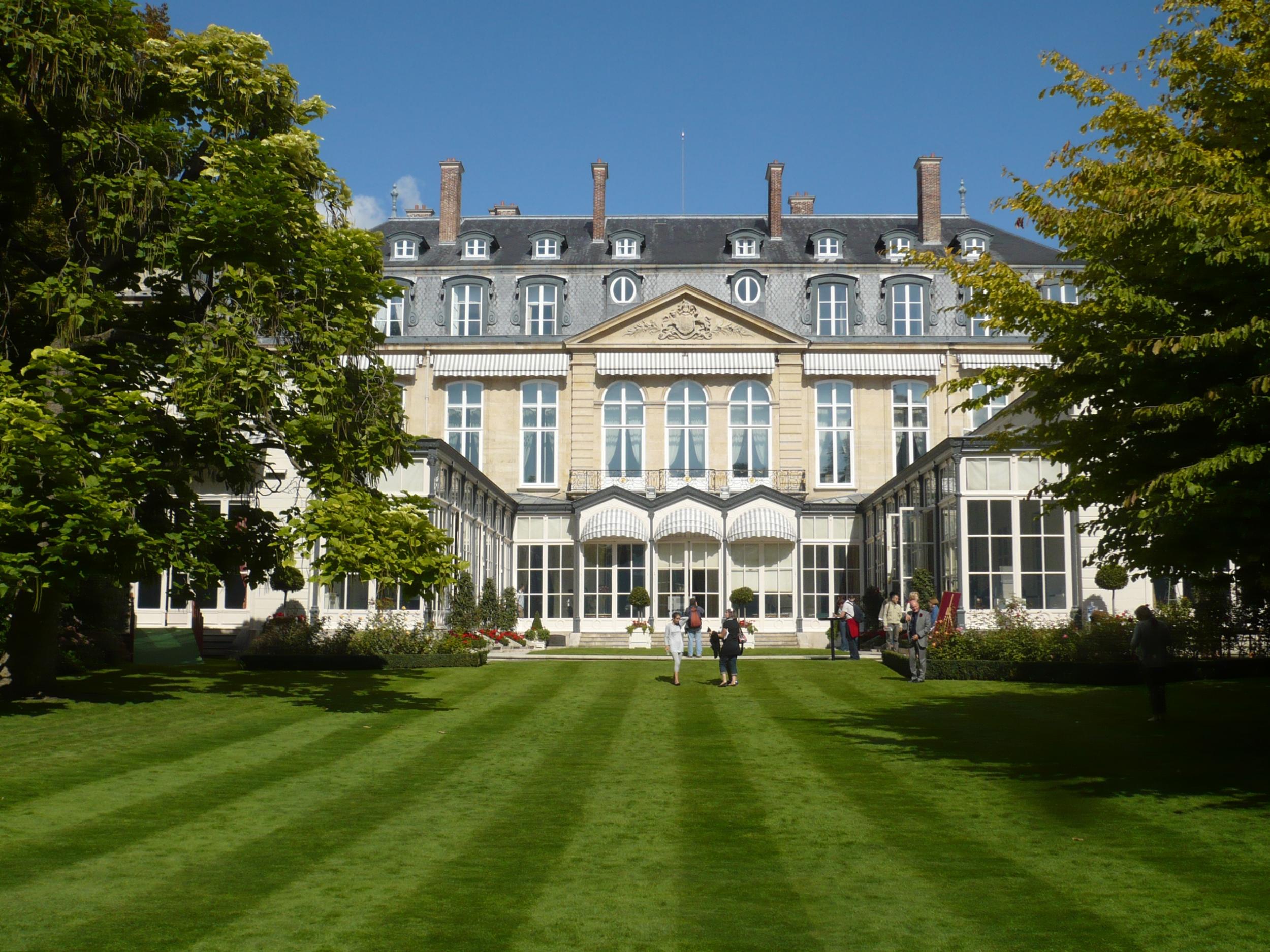 Those registering to vote can win tea at the Hôtel de Charost, the official residence of the United Kingdom ambassador to France