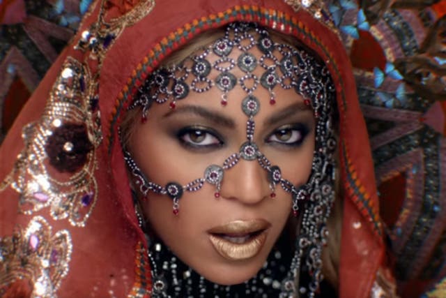 It seems Beyonce, seen her in Coldplay's latest music video, hasn't got the hang of wearing a mattha-patti.