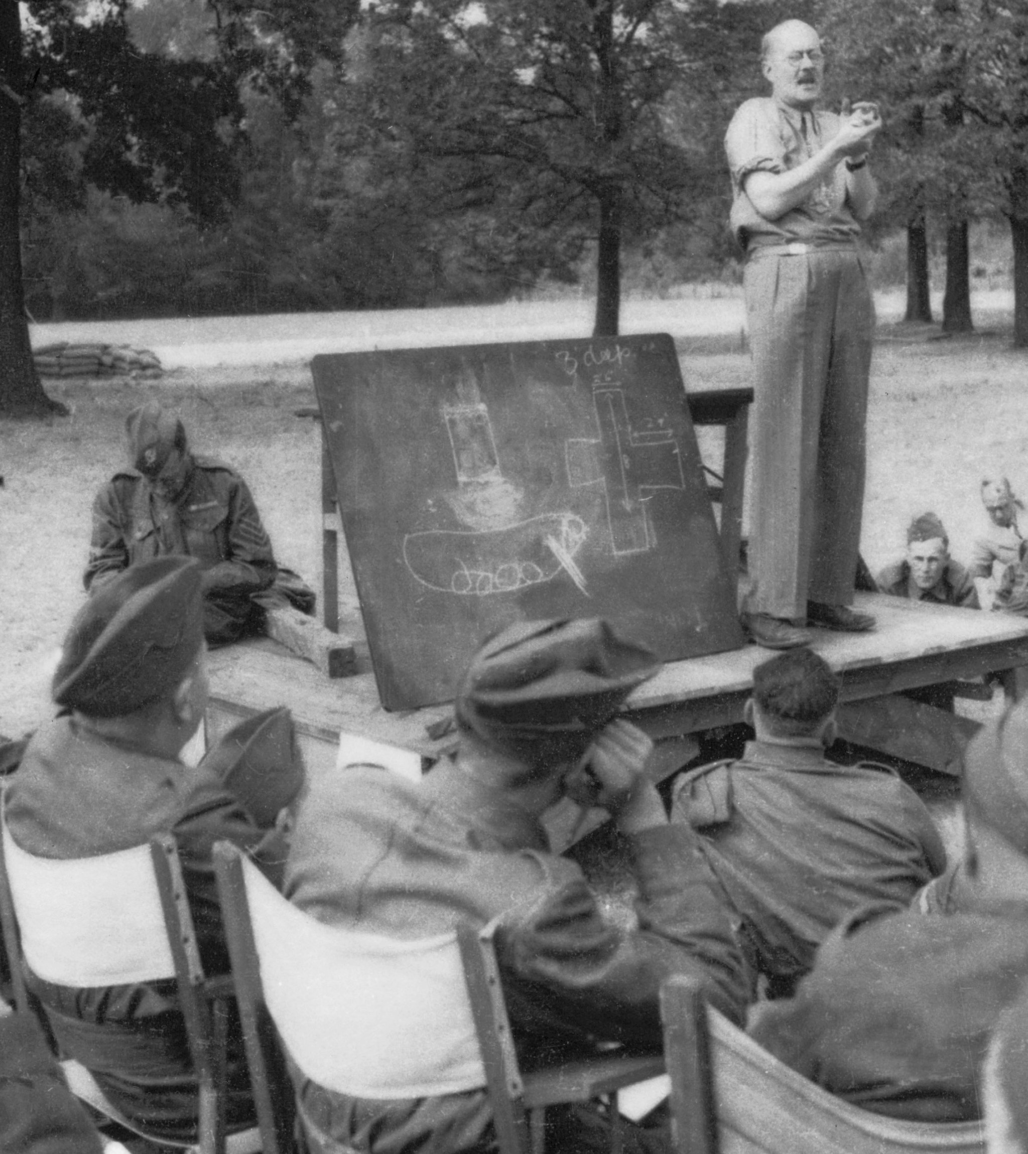 Tom Wintringham lectures on tank sabotage at Osterley Park in 1940