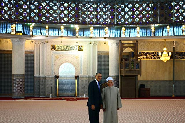 President Barack Obama visits the National Mosque of Malaysia escorted by the imam, Tan Sri Syaikh Ismail Muhammad