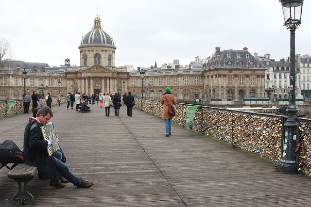 The Pont des Arts in Paris is considered one of the most romantic places of the capital, which people visit to attach love padlocks illustrated with their initials or messages of love, before throwing the key into the River Seine