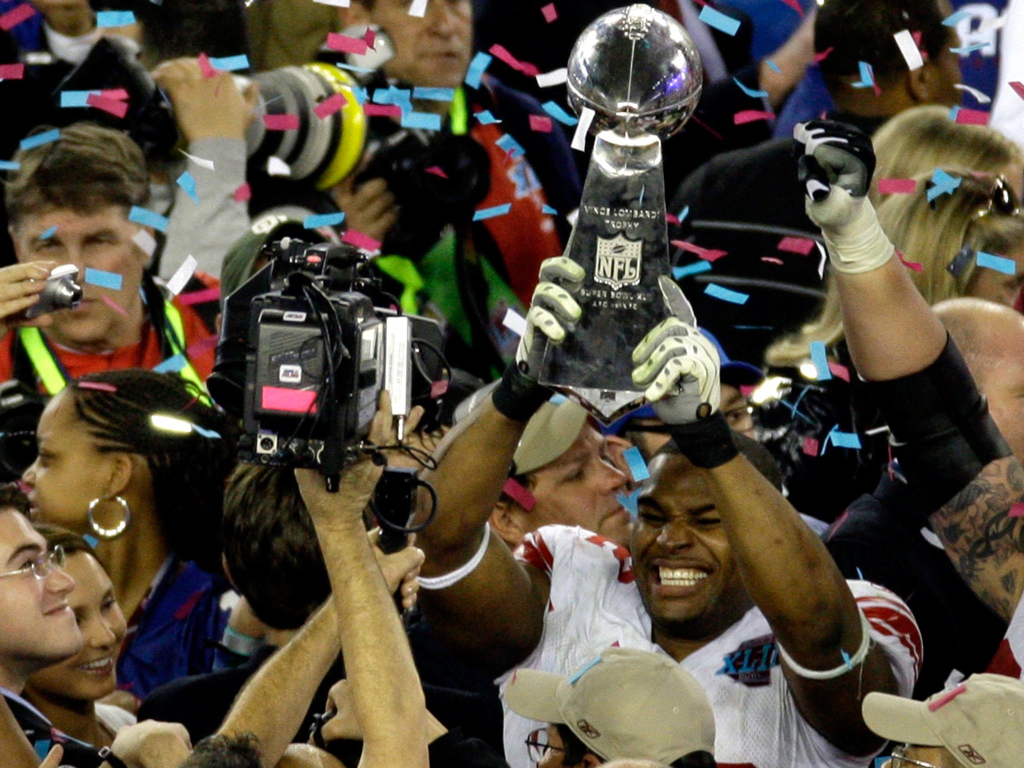 Umenyiora lifts the Super Bowl trophy for the second time in 2012