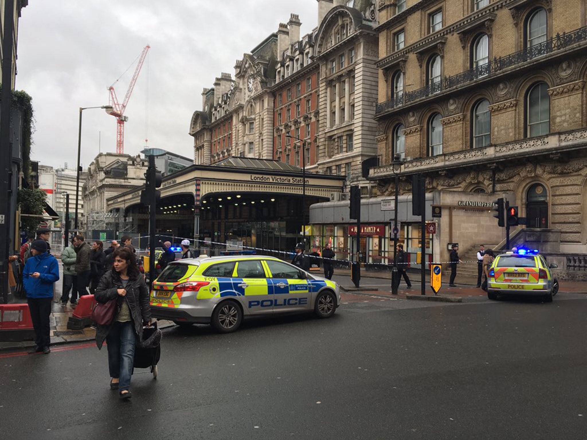 Police established a cordon around Victoria Station