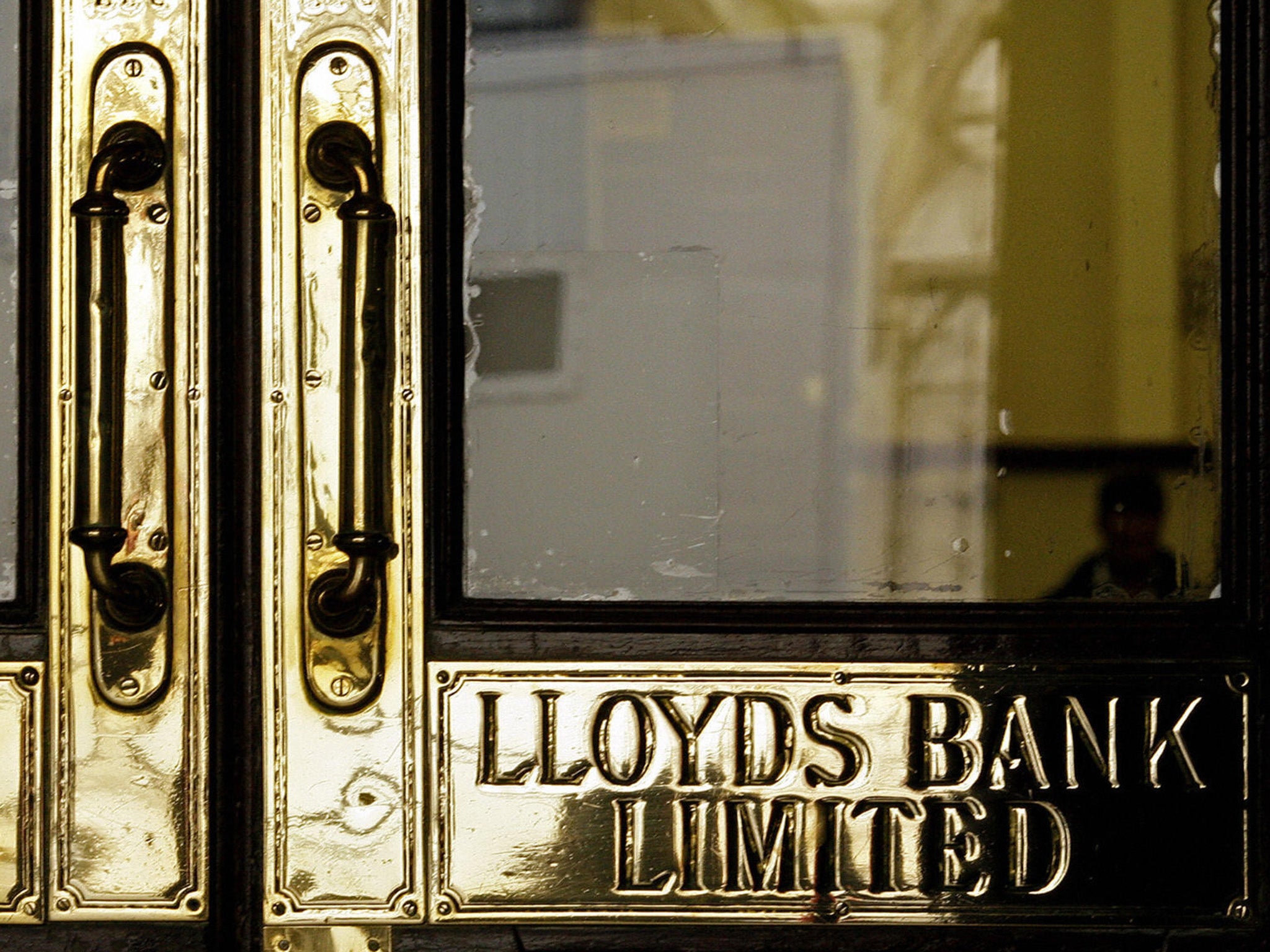 Lloyds Banking Group has reported a 7% fall in annual pre-tax profits to £1.6 bn compared with £1.8 bn a year earlier