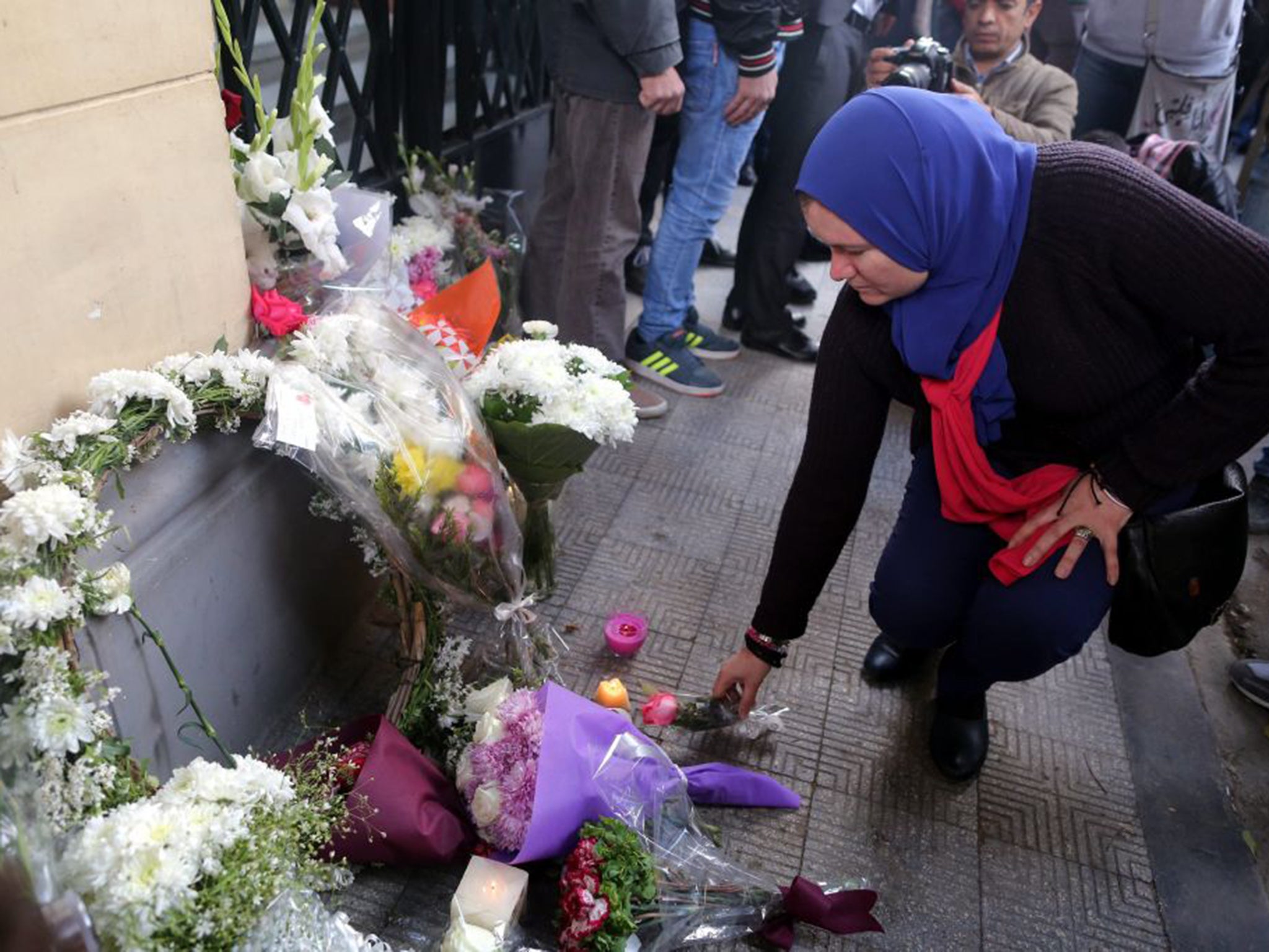 Activists lay flowers for Giulio Regeni at Cairo’s Italian embassy