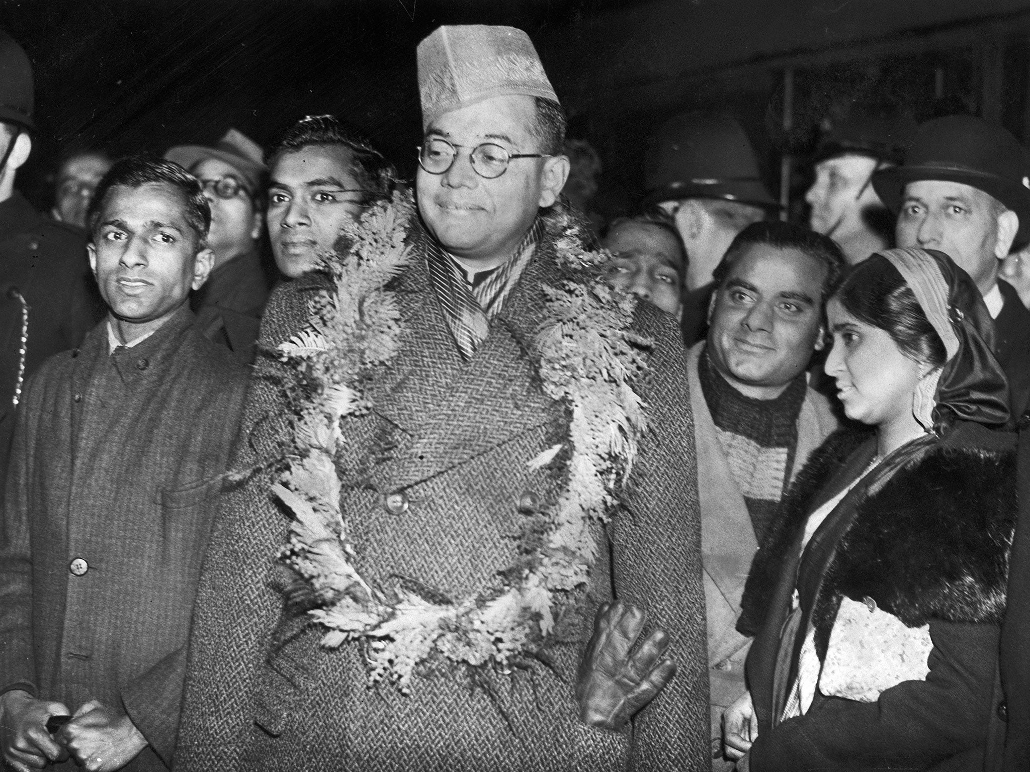 A garlanded Subhas Chandra Bose surrounded by supporters at Victoria Station, London in 1939