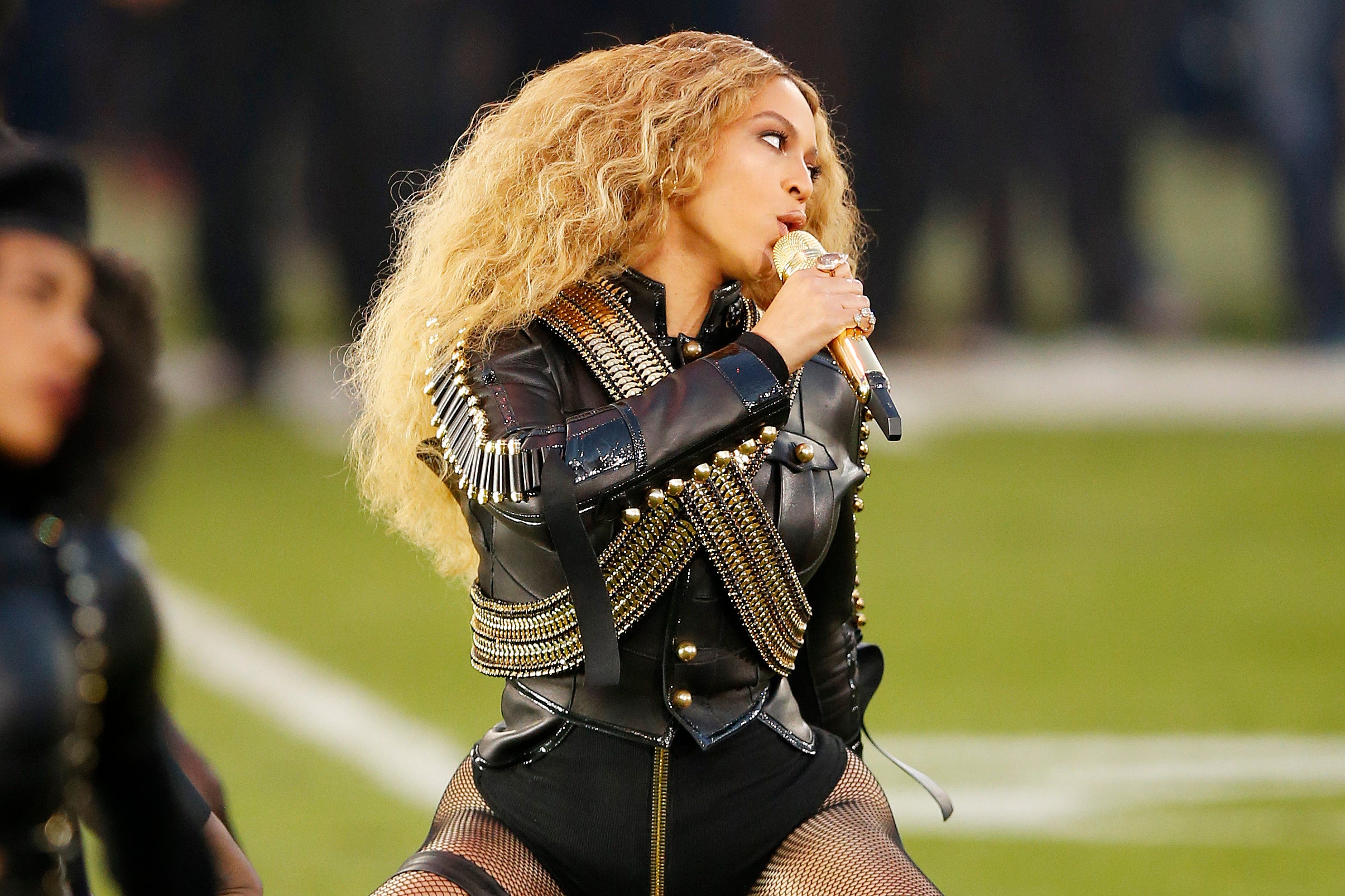 Super Bowl 50: Beyoncé honours Michael Jackson in halftime show