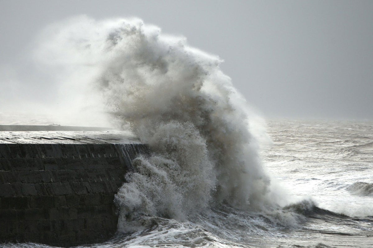 https://static.independent.co.uk/s3fs-public/thumbnails/image/2016/02/08/10/storm-imogen-1.jpg?width=1200&height=800&crop=1200:800