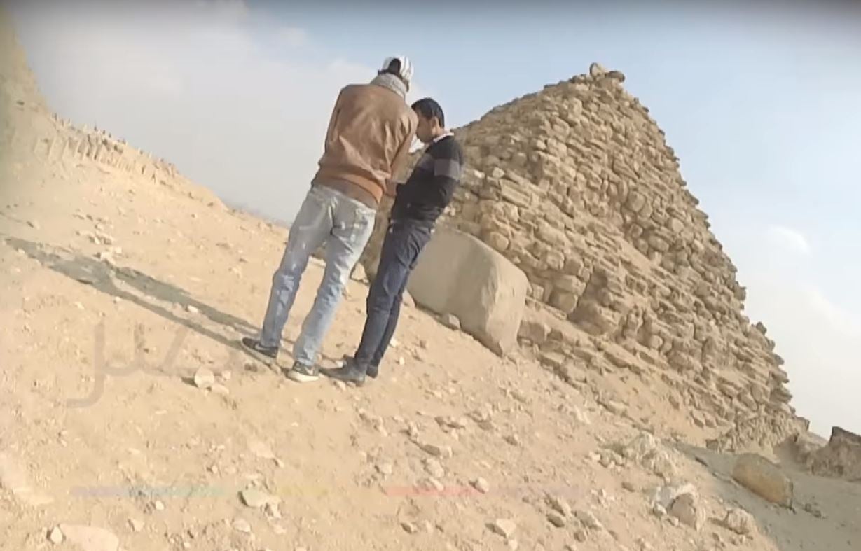 Thieves try to sell pyramid pieces to tourists in Egypt