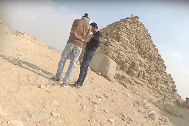 Thieves try to sell pyramid pieces to tourists in Egypt