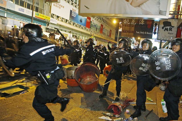 Police advance on protesters in Mong Kok