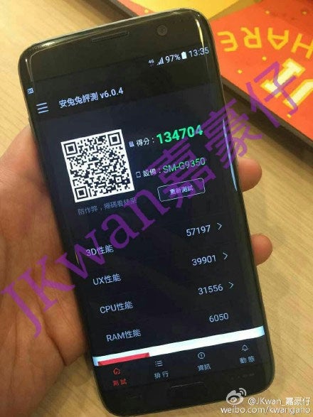 The second leaked image purports to show the front of the device, with the results of a benchmark test on the screen (Pic: JKwan/Weibo)