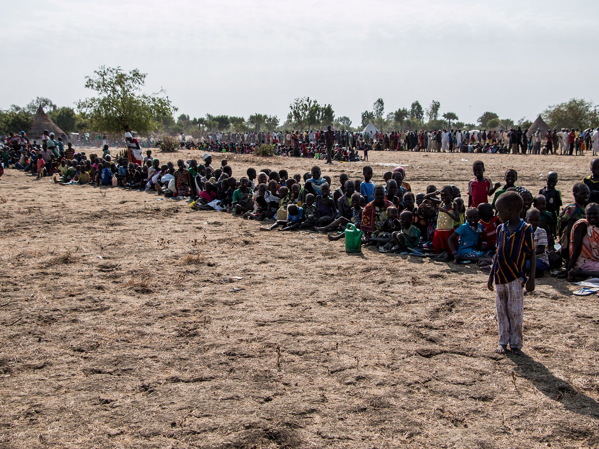 40,000 queue to register for food