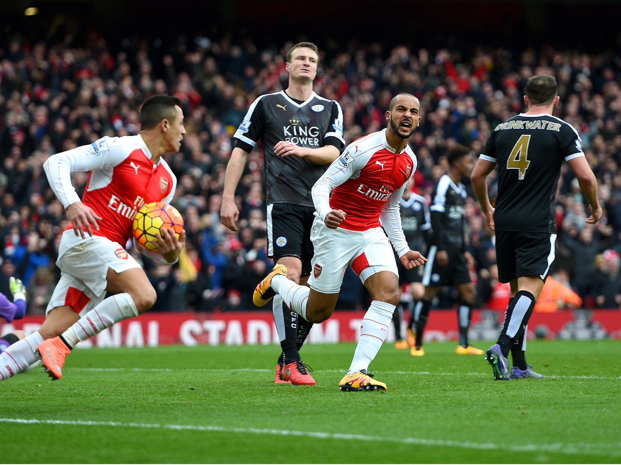 Theo Walcott celebrates his equaliser against Leicester City